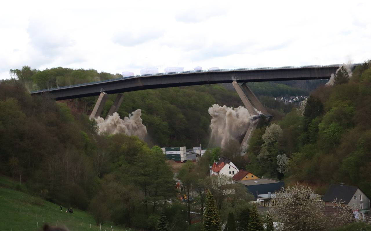 Der Moment, als die Rahmedetalbrücke auf der A45 in Lüdenscheid gesprengt wurde.