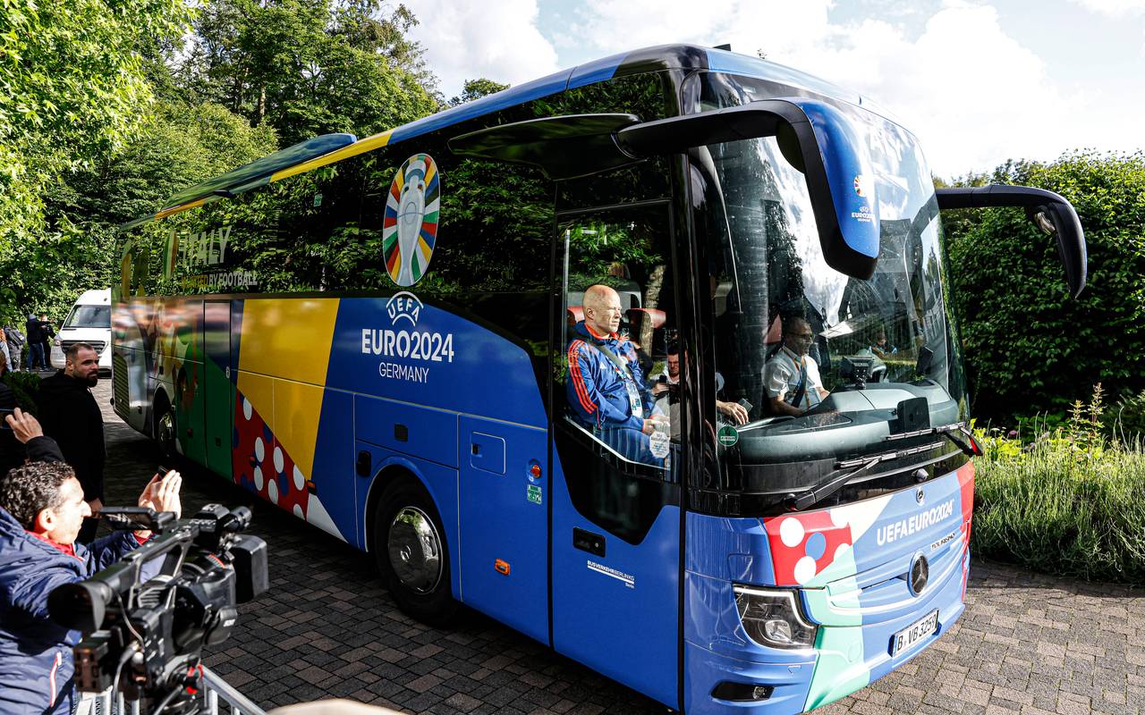 Wird vor jedem Training vor dem Stadion am Hemberg von Fans erwartet: Der Mannschaftsbus der Squadra Azzura.