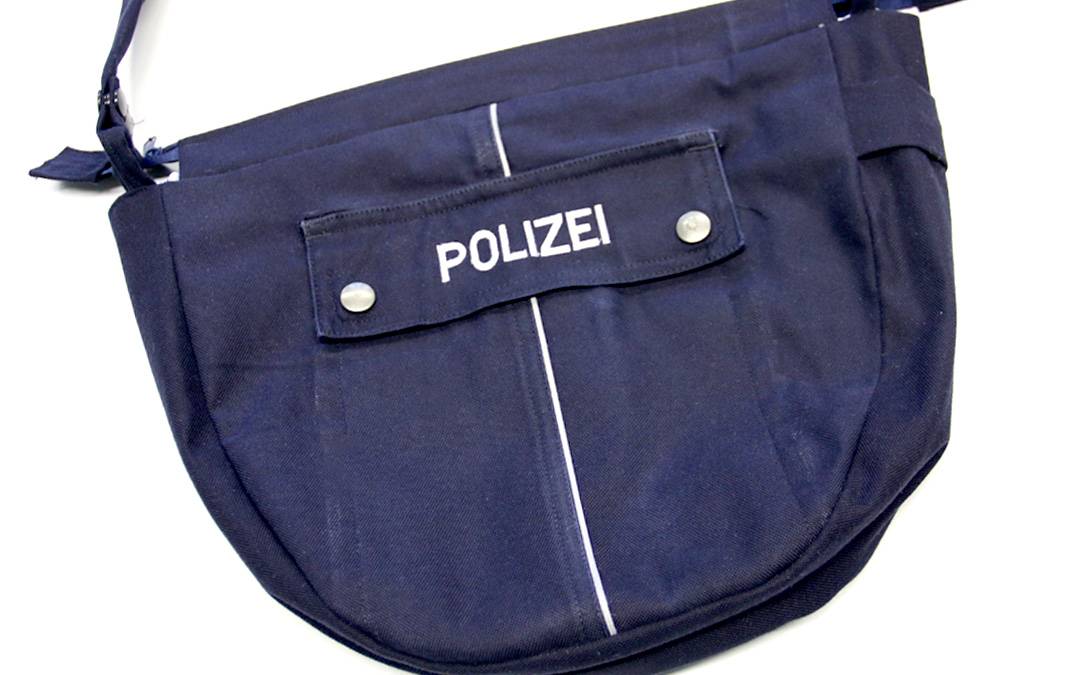 Taschen aus Polizeiuniformen - Radio Mk