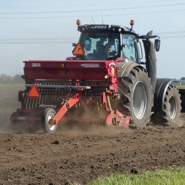 Ein Traktor bei der Feldarbeit.