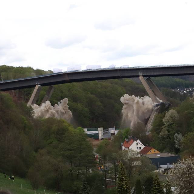 Der Moment, als die Rahmedetalbrücke auf der A45 in Lüdenscheid gesprengt wurde.