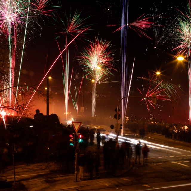 Feuerwerk mit Zuschauern auf der Straße 