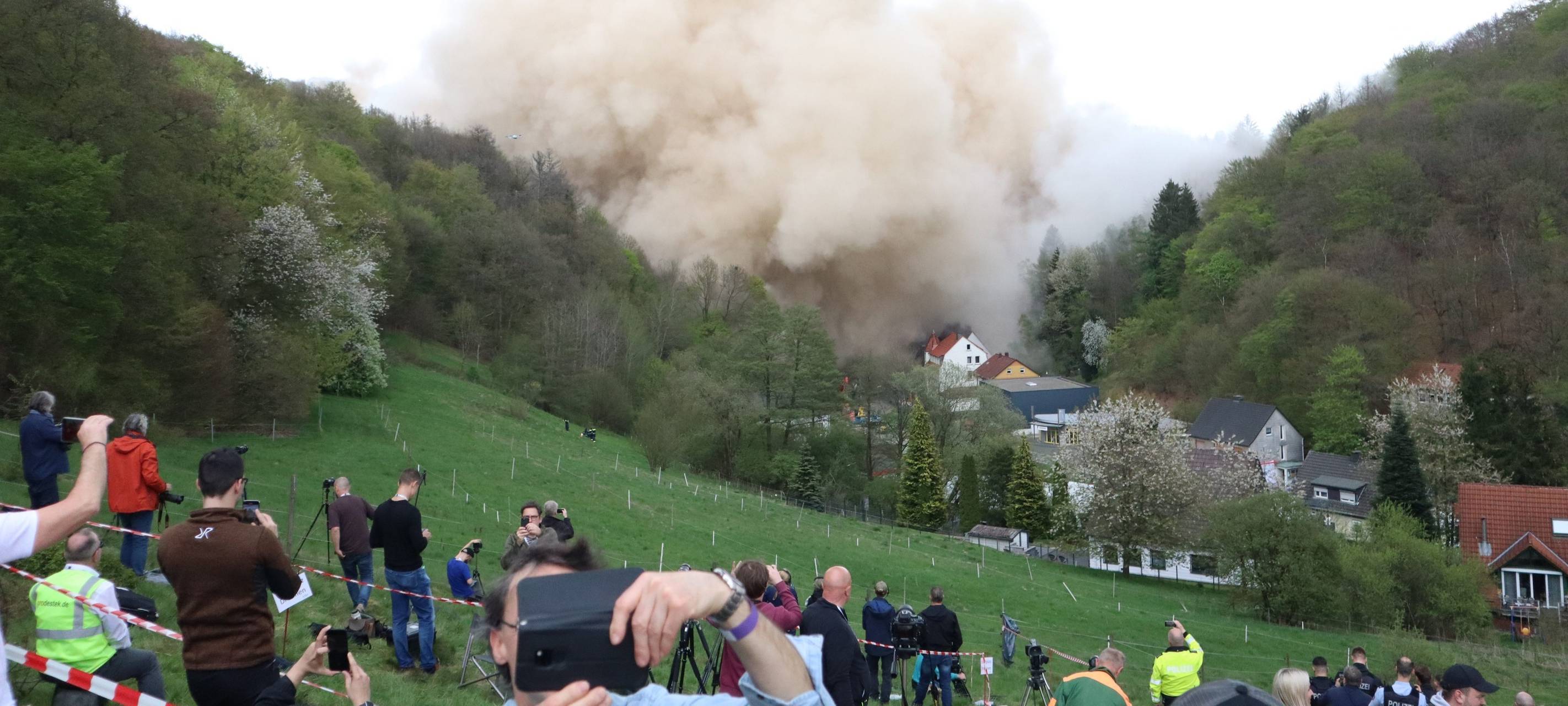 Zurück bleibt nur eine große Staubwolke: Am 7.Mai 2023 wurde die marode Rahmedetalbrücke in Lüdenscheid gesprengt.