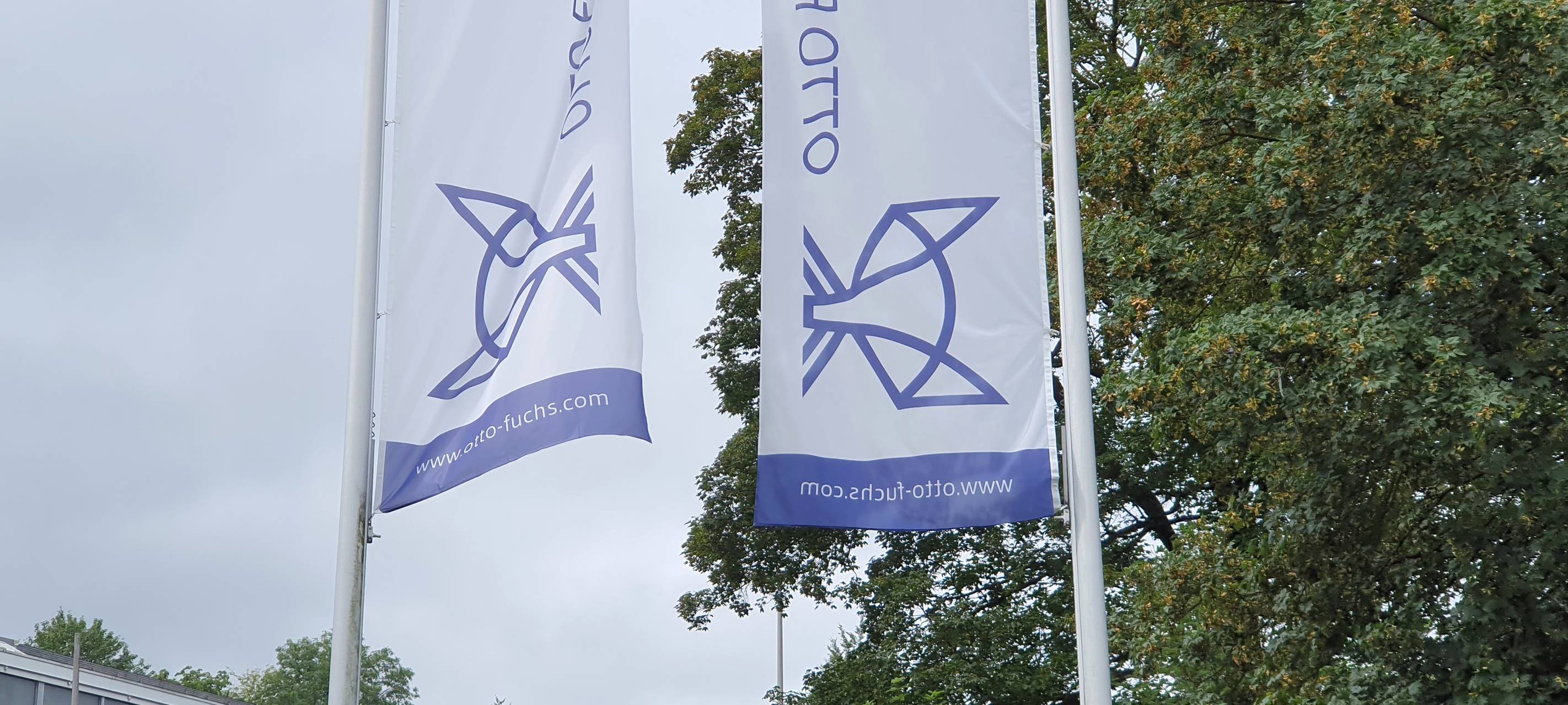 Flaggen mit Otto-Fuchs Logo