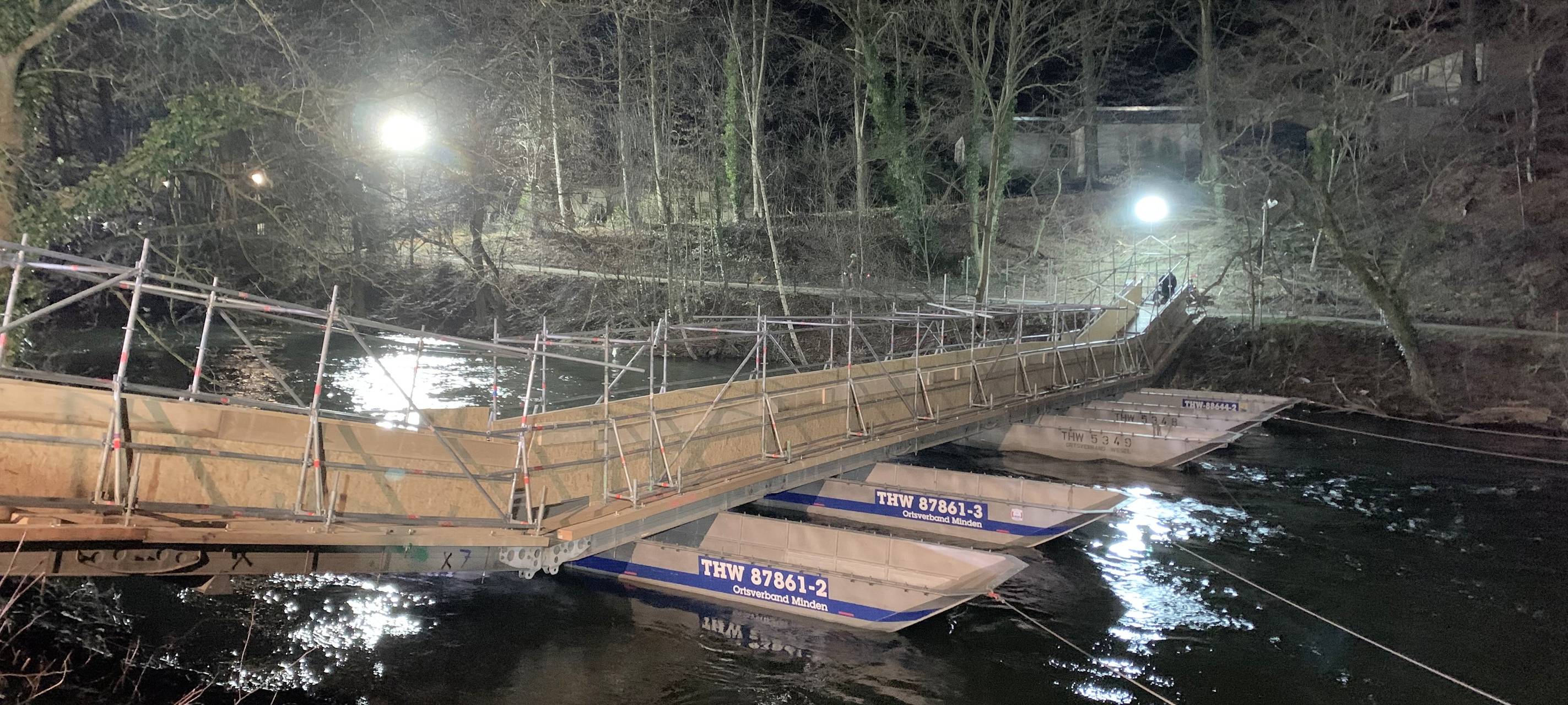 THW-Pontonbrücke für Fußgänger in Nachrodt-Wiblingwerde