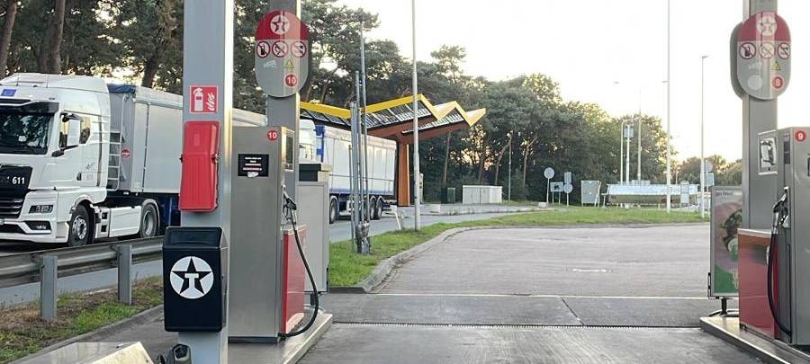 Schlägerei in Hemeraner Tankstelle: Kunde hält sich nicht an Corona Richtungs-Pfeile