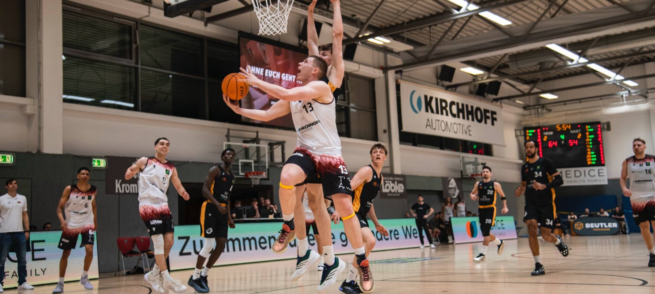 Ein Basketballer der Iserlohn Kangaroos wirft einen Korb.