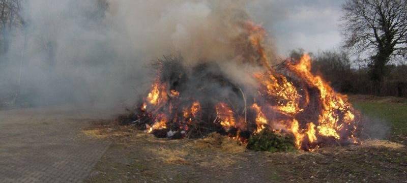 Osterfeuer im Märkischen Kreis mit Tausenden Besuchern