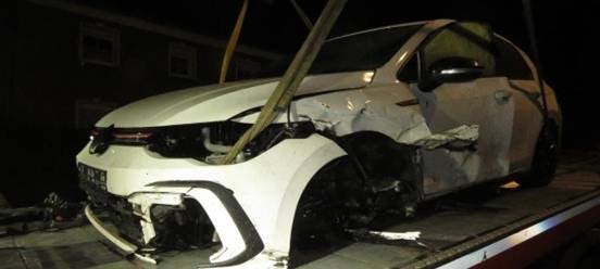 Auto landet auf Garagendach: Unfall in Kierspe
