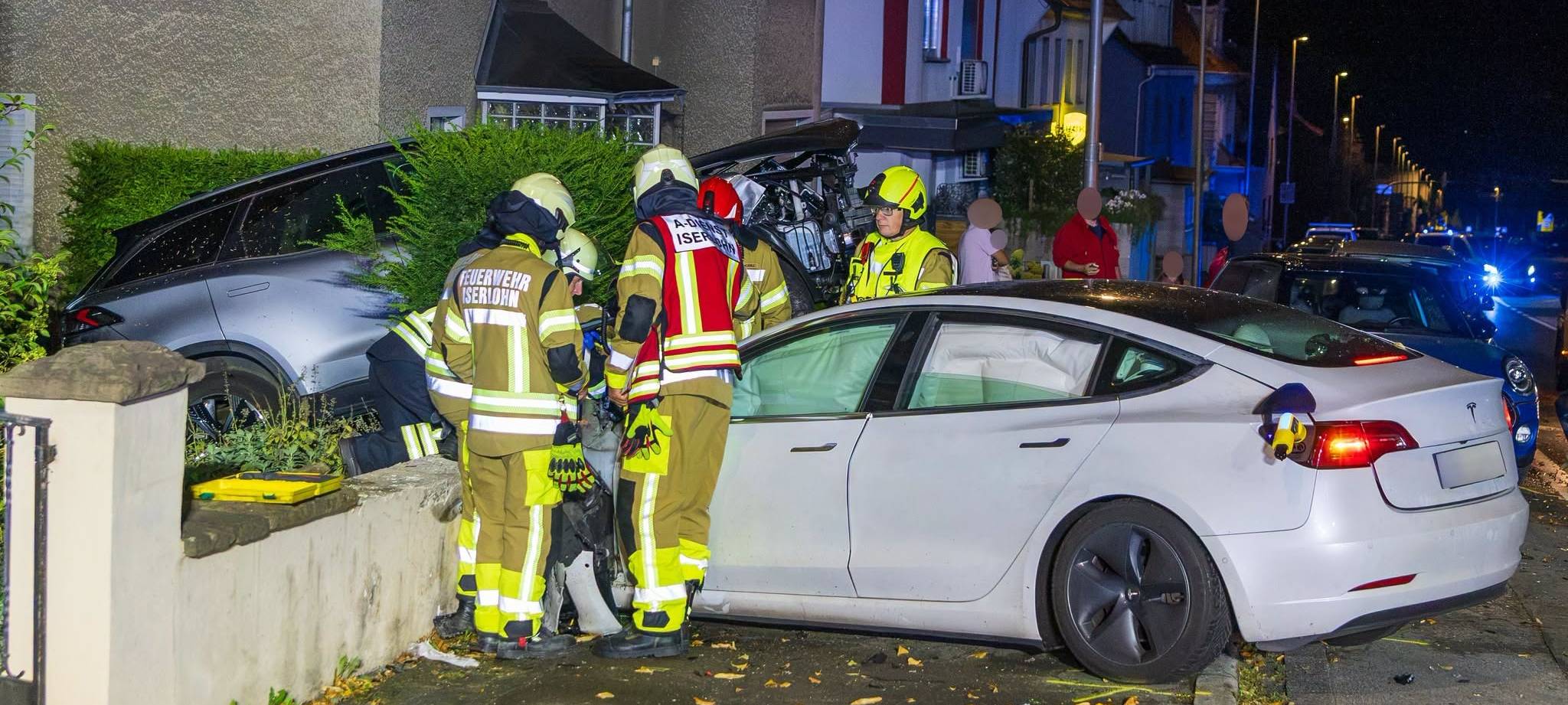 Tesla kracht in Letmathe in geparkte Autos