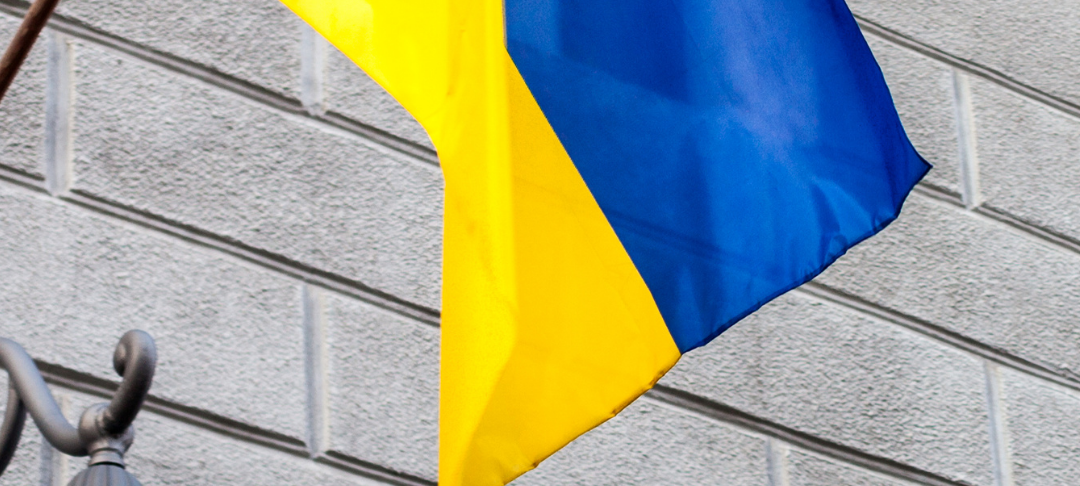 Ukrainische Flagge an Gebäude gehisst