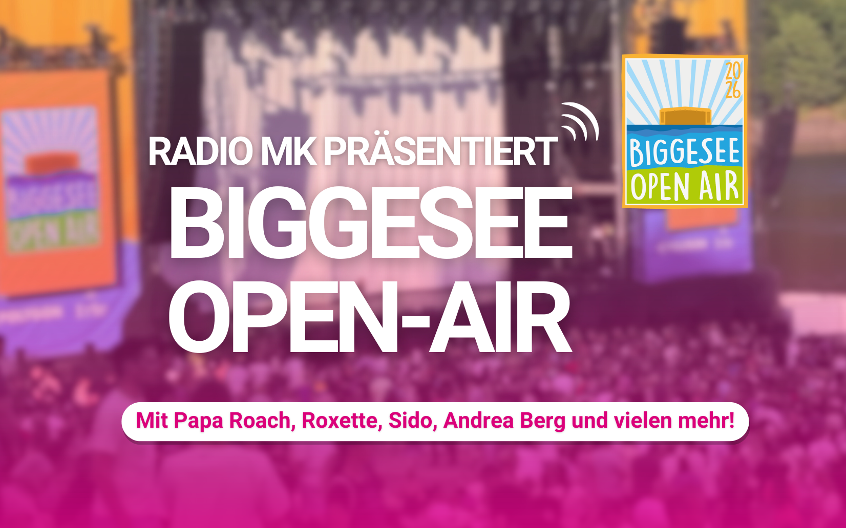 Eine Bühne mit Publikum, darauf ein magentafarbener Verlauf und der Text: Radio MK präsentiert das Biggesee Openair - Mit Papa Roach, Roxette, Sido, Andrea Berg und vielen mehr!